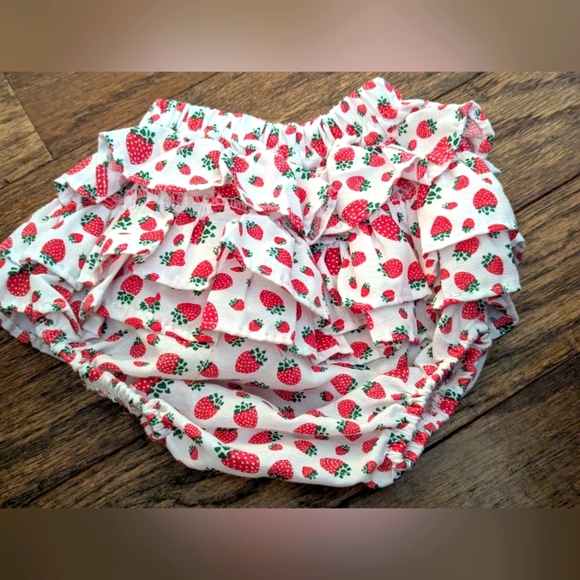 Strawberry Print Ruffled Baby Bloomers 0-12 Months - Picture 1 of 5